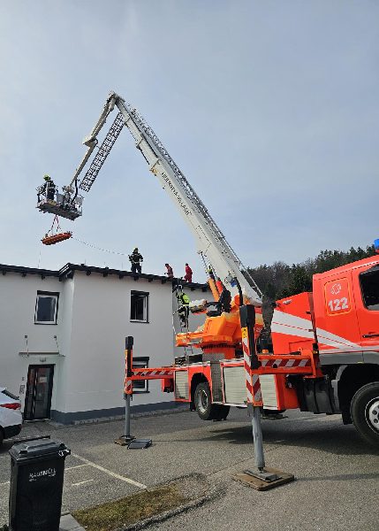 Personenrettung von Hausdach (Bild 1)